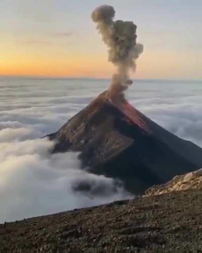 🔥 Backpackers in Guatemala captured erupting Fuego volcano