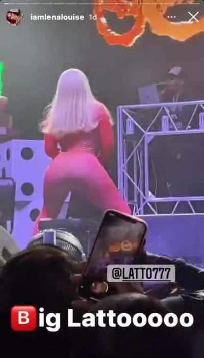 Mulatto bouncing her fat ass