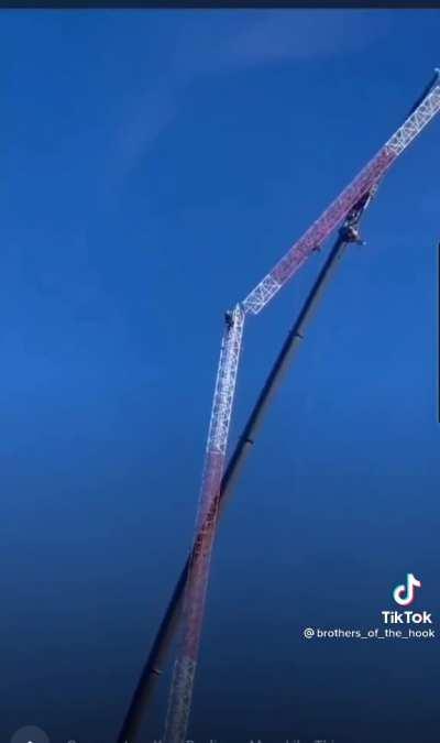 Huge crane nearly collapses and large section of tower plummets to the ground. Unknown location June 2021