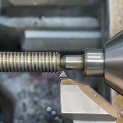 Machining a thread