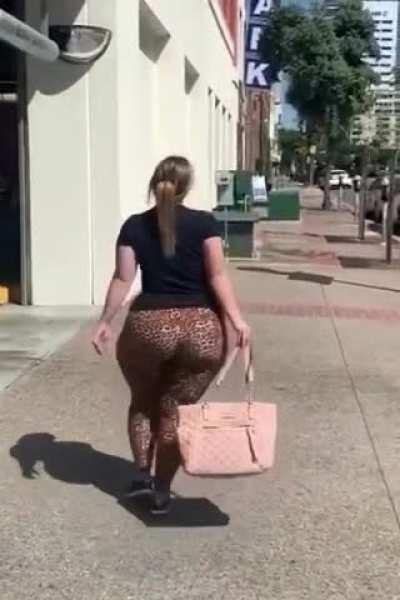 Damn dat ass is PHAT!