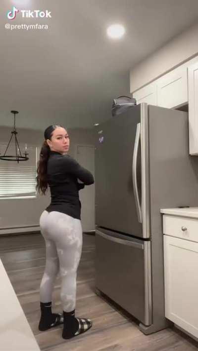 @prettymfara gym leggings so tight on her!