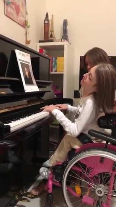 Italian pianist Valentina Irlando who has a rare muscle disorder started learning piano a year ago, and now she’s playing Chopin.