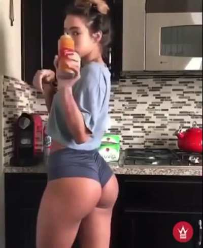 I want to spank, bite and more things to do it that ass 😁🤤🤤