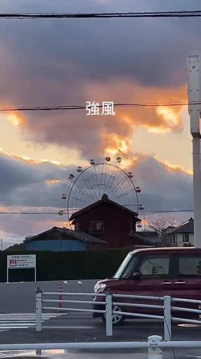 Tips, don't ride Ferris wheel when there's a strong wind. Happened in Japan. 