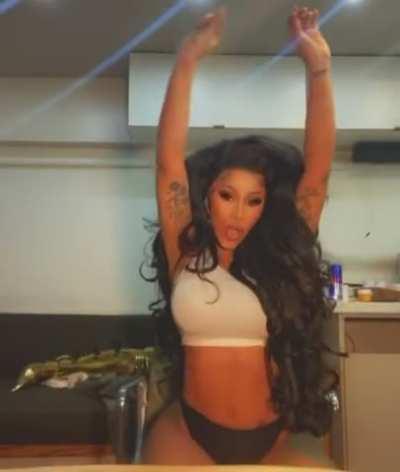 Cardi Dancing so Sexy