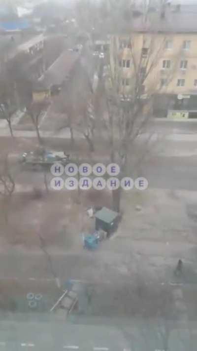 The source says this is in Kherson, and it is a tank firing in the street. It is not clear to me whether it is the tank firing, or if the explosion is caused by something else.