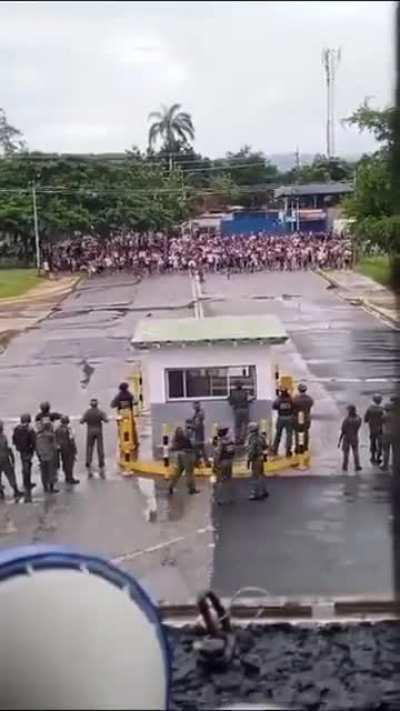 Frente a la base aérea Libertador, estado Aragua