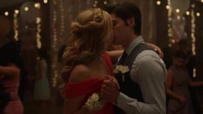 Peyton List kissing in &quot;Love Daily&quot;