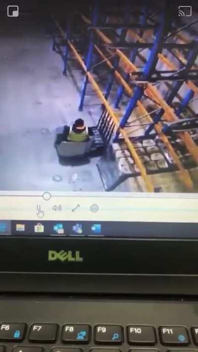 WCGW lifting a pallet