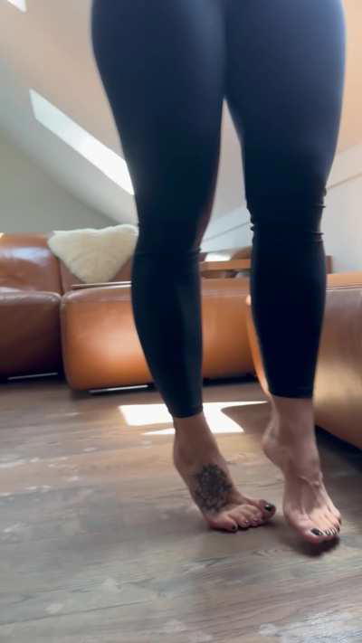 Ballerina feet for days... how do you like the view?