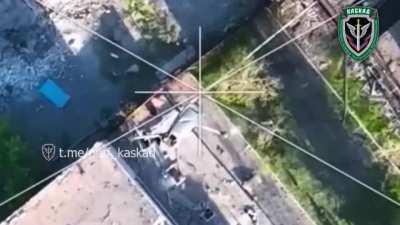 DPR Drone footage showing a Russian Drone dropping what looks to be a fishnet bag full of old bottles onto a Ukrainian drone causing one of it's propellers to break. (Music is from the source.)