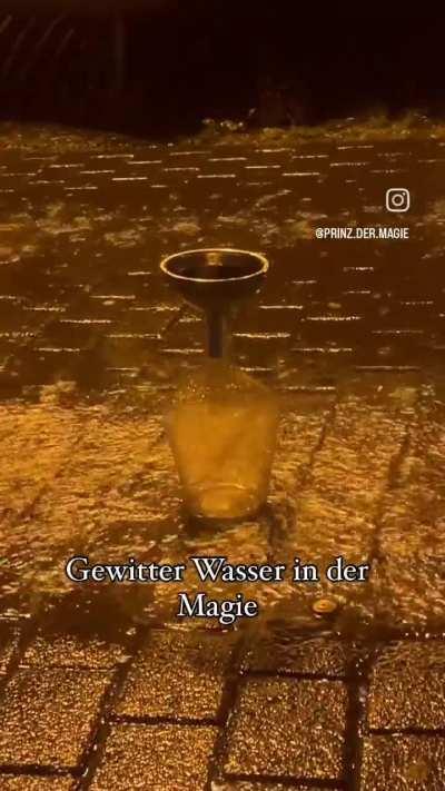 Gewitterwasser gegen den dunklen Blick