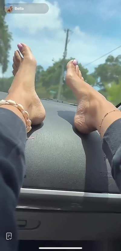 @queenxbellaa feet on the dash