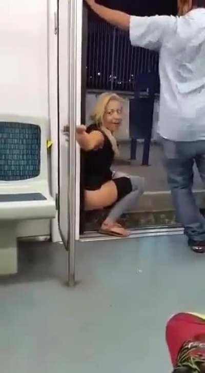 A carioca simplesmente kagou no metro (literalmente) kkkk Mano!!!!!!!