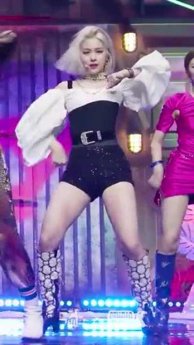 ITZY Ryujin jiggly thighs