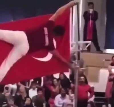 A man becomes part of the turkish flag