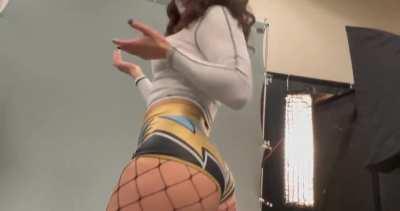 Thunder Rosa plump booty from her vlog 🍑🍑