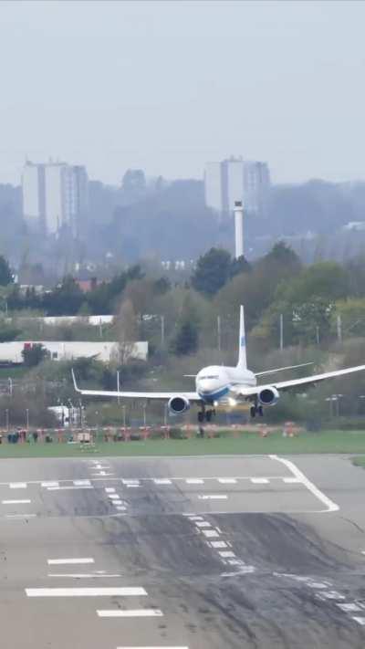 INSANE 737 Crosswind Landing