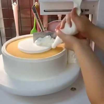 Cake icing machine