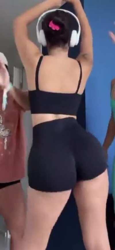 That ass is dumbbb😩🔥