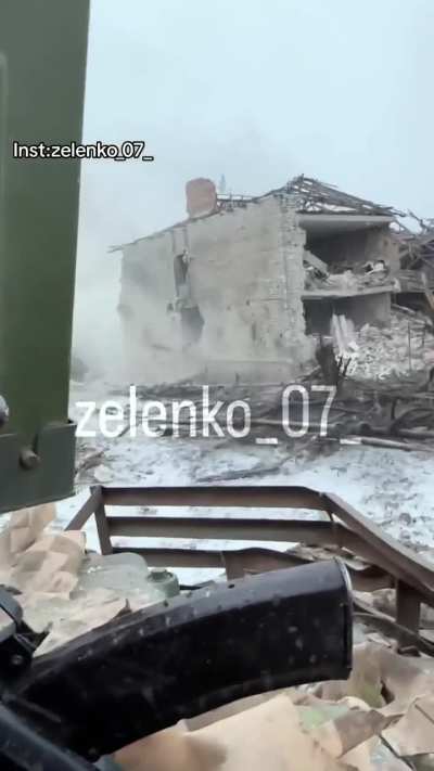 Ukrainian tank engaging a BMP-2 and destryoing a building from the commanders POV (Date and location unknown)