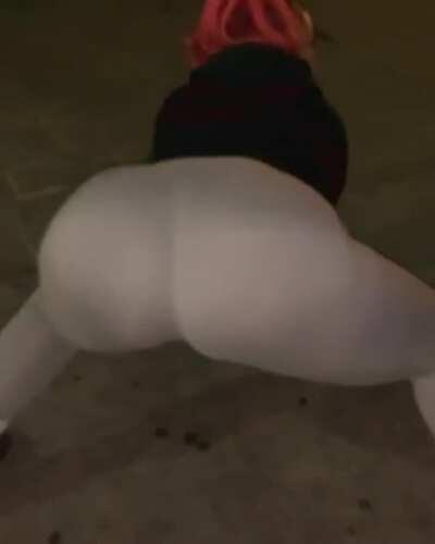 This cum can literally stands on the street all day and night twerking and then she wonder why she on babyfather #3 ladyleshay