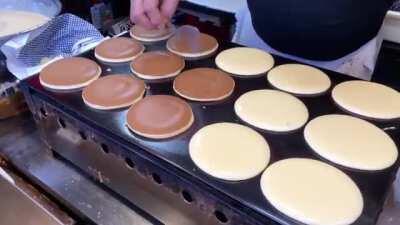 Making japanese pancakes