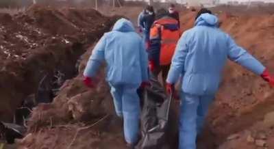 Burying civilian casualties in Mariupol