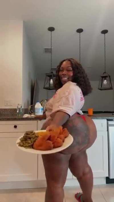 Dinner is served 🍽🍑