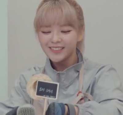 200916 - Happy Jeongyeon showing of her plant