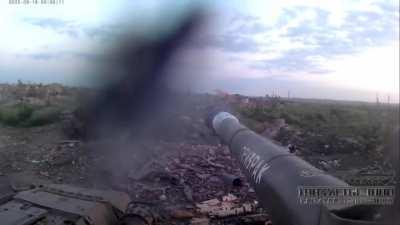 Russian tank POV near the Mariinka was attacked by 2 drones.