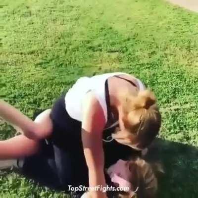 White Girl Puts A Beatdown On Chick Over Some Instagram Beef! 🥩