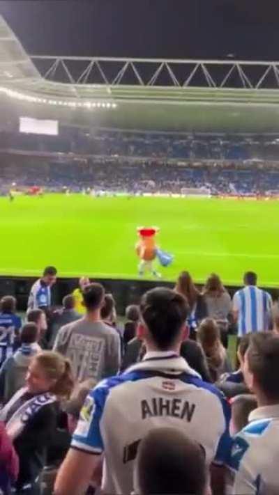Real Sociedad mascot hitting the 'siuuu' after topping Manchester United in their UEL group