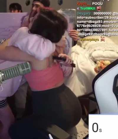 Shaking her ASS in tonight's stream