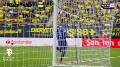 Cadiz goalkeeper carries over medical kit to section where the medical emergency is.