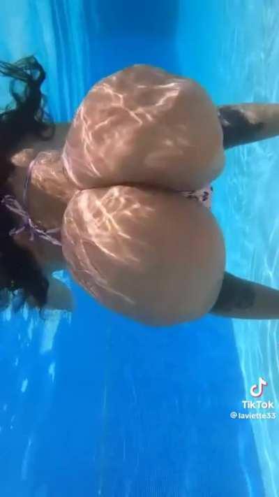 I jump underwater the water and I see this ððð¥µ