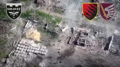 Russian soldiers getting hit in ruins of Ukrainian town