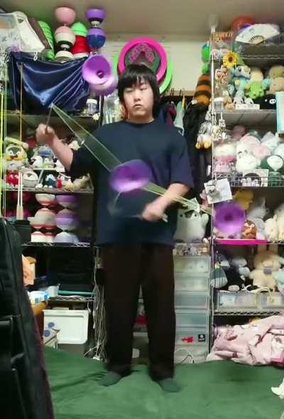 This guy's diabolo juggling skills