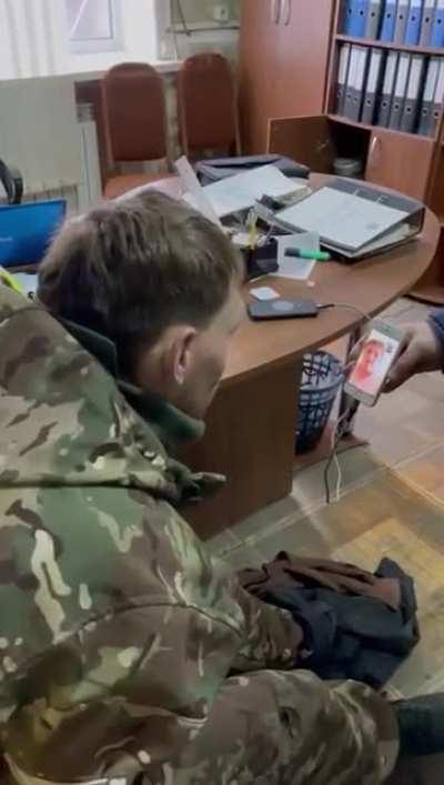 Emotional moment Ukraine man gives Captured Russian soldier call to mother. 