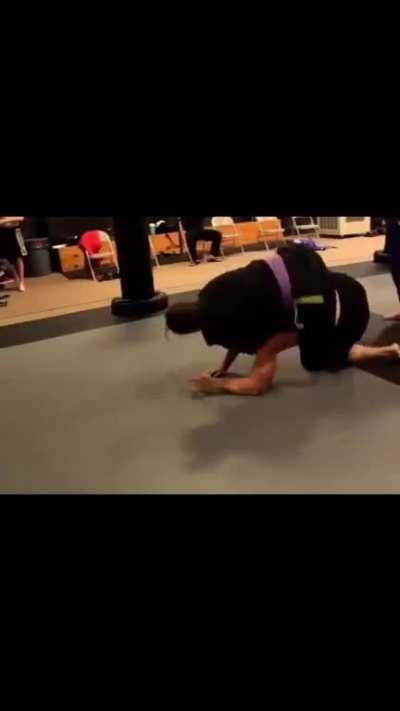 Bjj coach brutalises bodybuilder, female grappler chokes him out