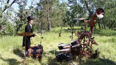 Drumming juggler