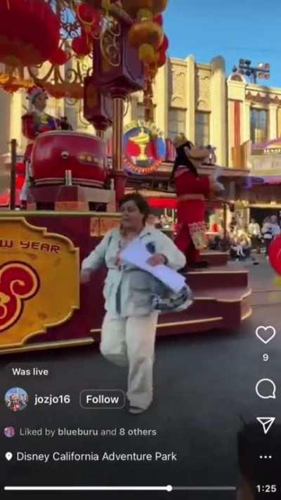 Guest hijacks Disneyland Lunar New Year parade float (slowed)