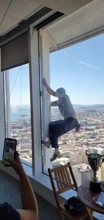 Man climbing the Saleforce Tower with no harness.