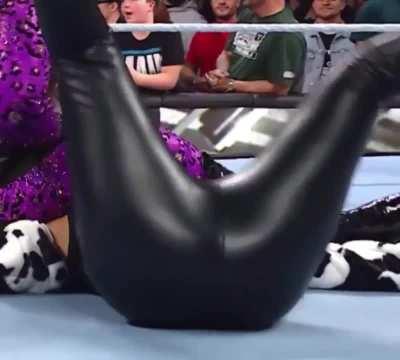 Bayley getting legdropped