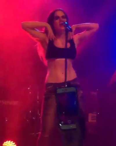 JoJo getting hot on stage