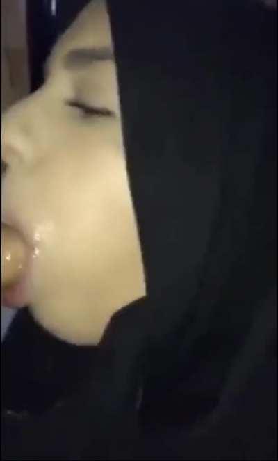 Hijabi sucking dick