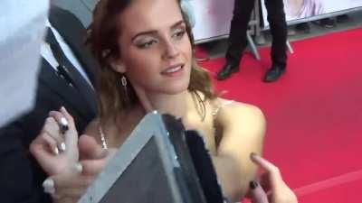 Emma | Giving autographs at The Circle premiere in Paris | June 2017