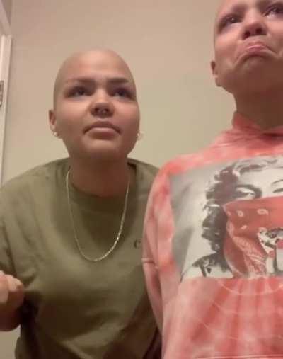 She shaves her head to show support to her sister who thinks that she’s ugly