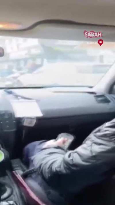 Burdur'da trafik ekibinde görevli polis memuru İsmail Koçak, engelli Ahmet Başpınar'ı 24. doğum gününde ekip otosu ile gezdirdi.